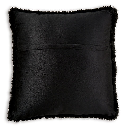 Gariland Pillow